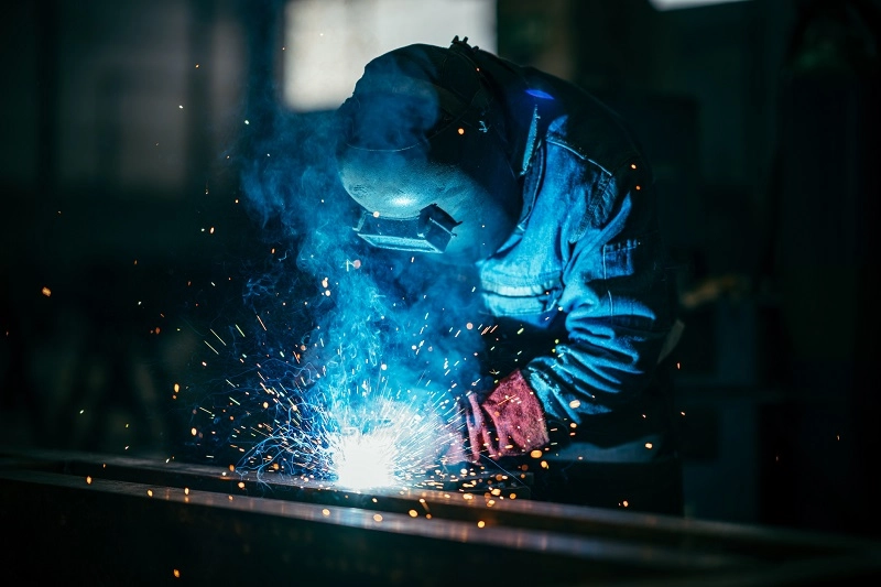 Jak manipulować przedmiotem obrabianym na stanowisku spawalniczym?