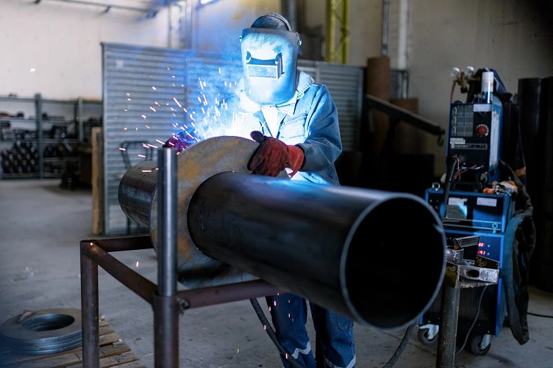 W jaki sposób spawa się rury?