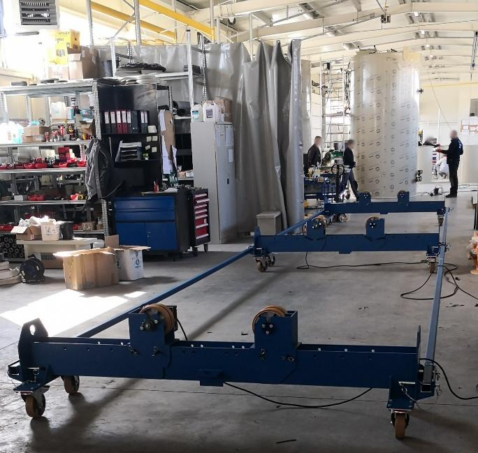 Obrotnik do spawania zbiorników z tworzyw sztucznych oraz platforma transportowa